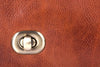 Umhängetasche Leder Braun Verschluss Detailansicht | Titus' Brief Grande